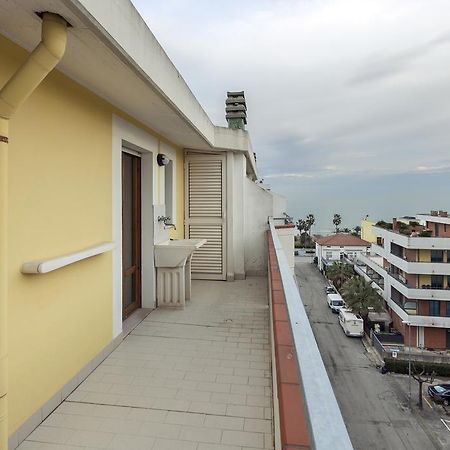 Palazzo Giallo Alba Adriatica Kültér fotó