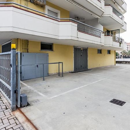 Palazzo Giallo Alba Adriatica Kültér fotó