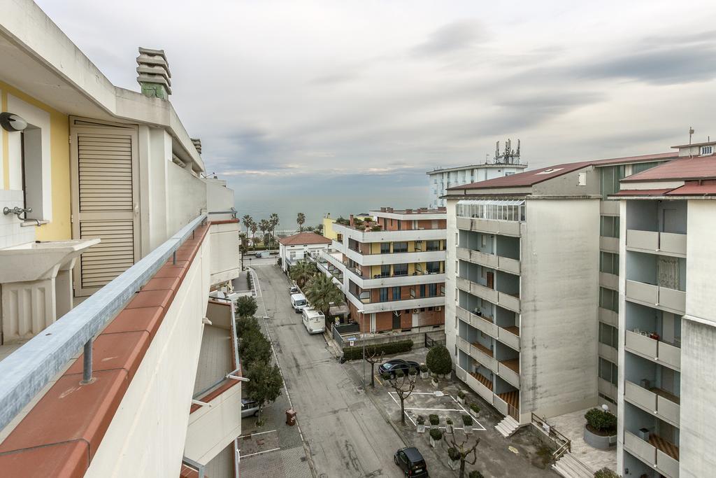 Palazzo Giallo Alba Adriatica Kültér fotó