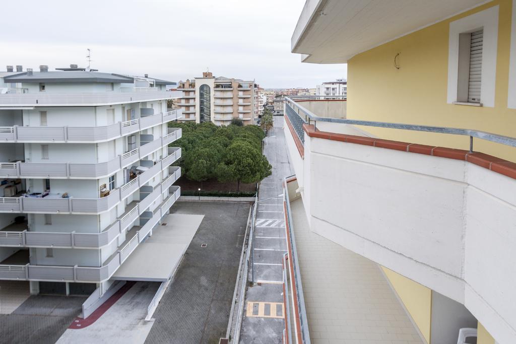 Palazzo Giallo Alba Adriatica Kültér fotó