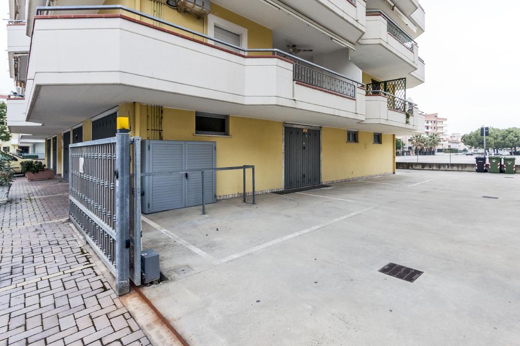 Palazzo Giallo Alba Adriatica Kültér fotó